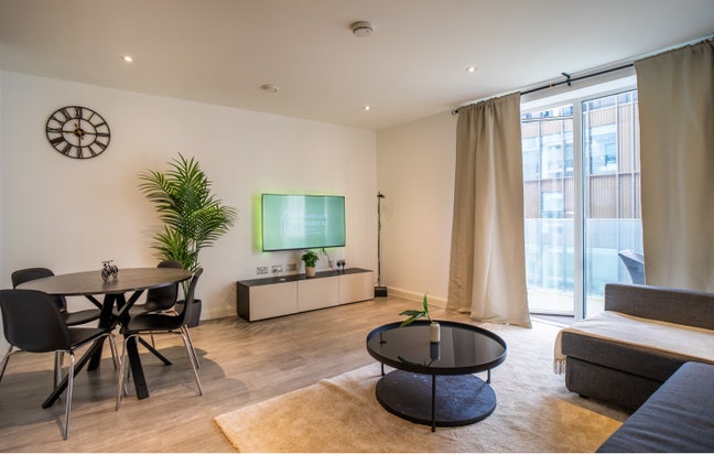 Modern furnished 1 bed apartment by the 02 Main Photo
