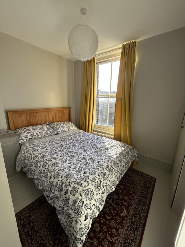 Roomy recently decorated 1 bed flat Main Photo