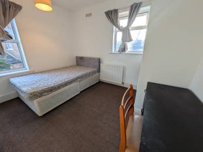 Room Double Available 177 Station Road Main Photo