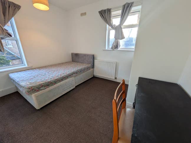 Room Double Available 177 Station Road Main Photo