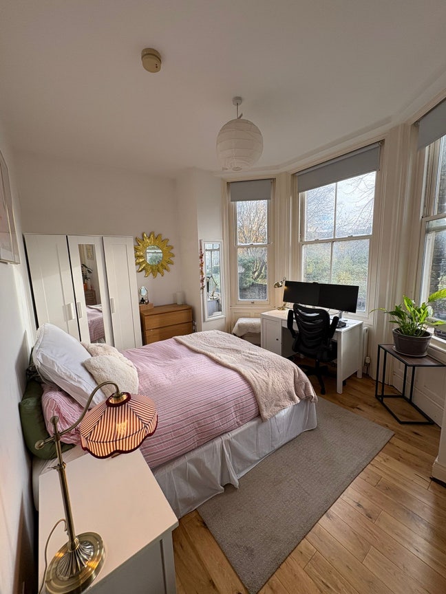 Large light double room on a quiet street  Main Photo