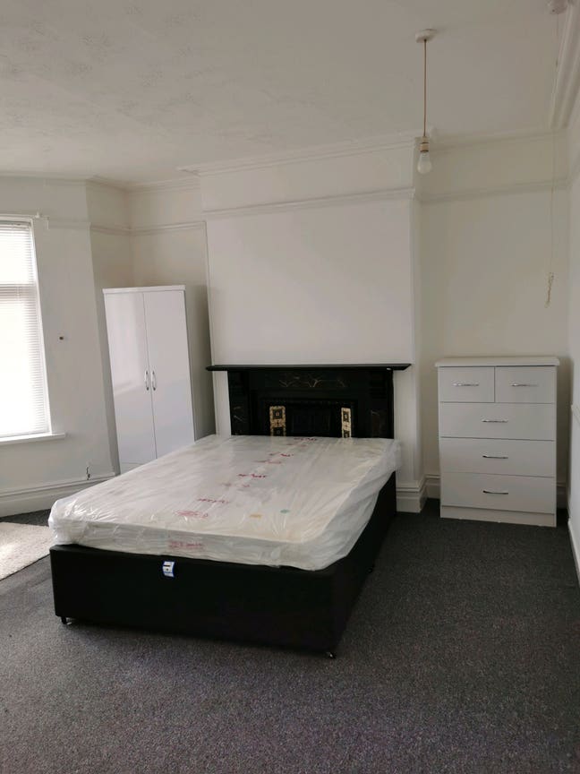 Tidy double room for rent in Newport  Main Photo