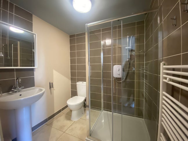 Stunning Spacious Ensuite Bedroom B28 Main Photo