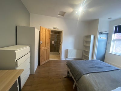 Stunning Spacious Ensuite Bedroom B28 Main Photo