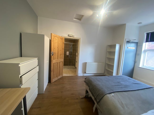 Stunning Spacious Ensuite Bedroom B28 Main Photo