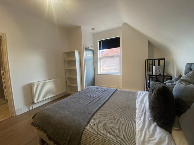 Stunning Spacious Ensuite Bedroom B28 Main Photo