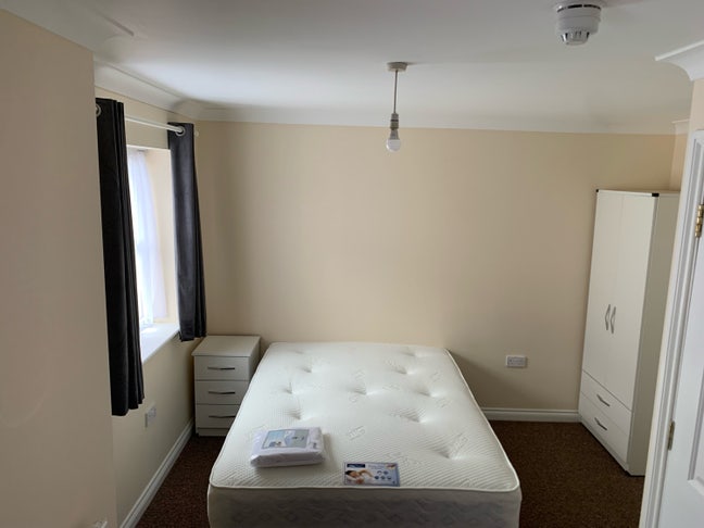 Large Double, in a clean quiet house Main Photo