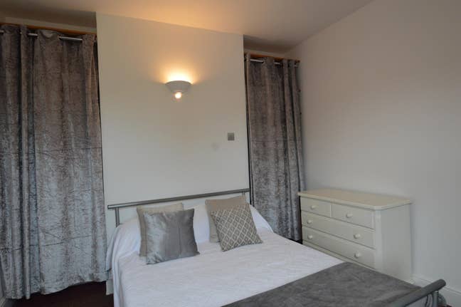 Graduate House 10 min walk into Town  Main Photo