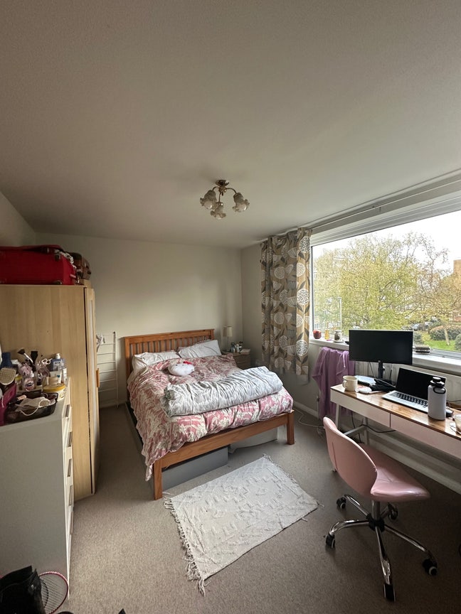 Bright room in Putney Main Photo