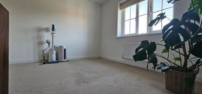 Spacious Room with En Suite Bills Included Main Photo