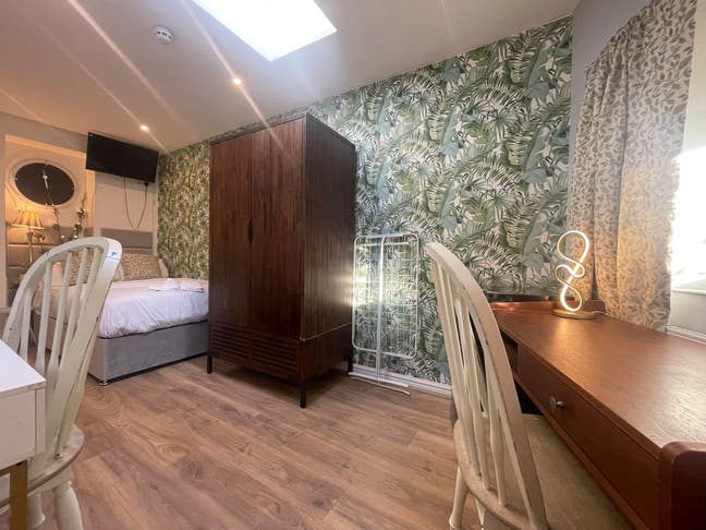 Good size double room close to Kings cross  Main Photo