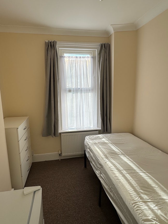 Small fresh room, close to town, clean and quiet Main Photo