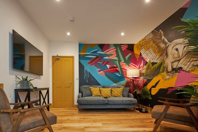 30BR | Designer outlet | Train St | Dbl | Ensuite  Main Photo