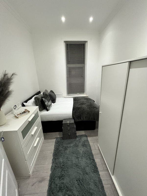 Cosy Small Double Right Next To The Station  Main Photo