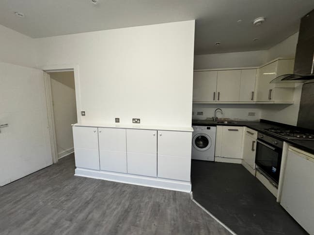 Well Located 1 Bedroom Flat , Sutton High Street Main Photo