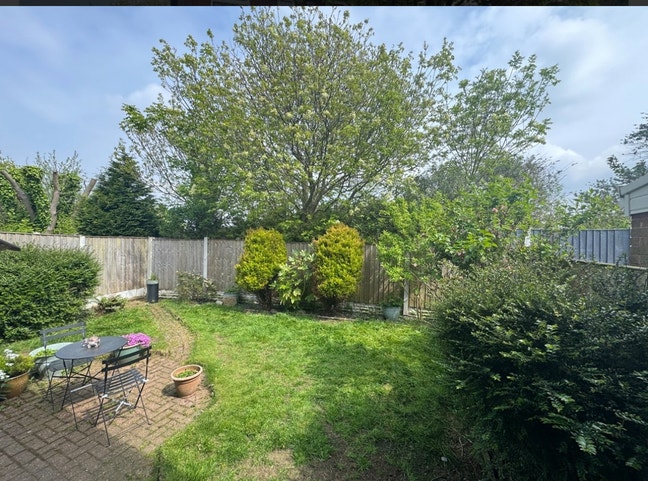 Bright and cosy room with free parking  Main Photo