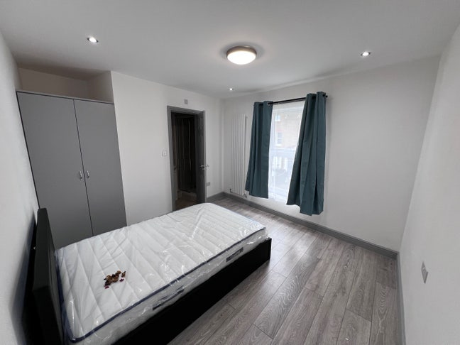 🎉Double En-suite Room close to Ealing ,bills incl Main Photo