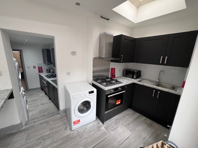 🎉Double En-suite Room close to Ealing ,bills incl Main Photo