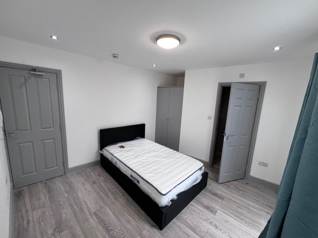 En-suite Room close Ealing Broadway,bills incl Main Photo