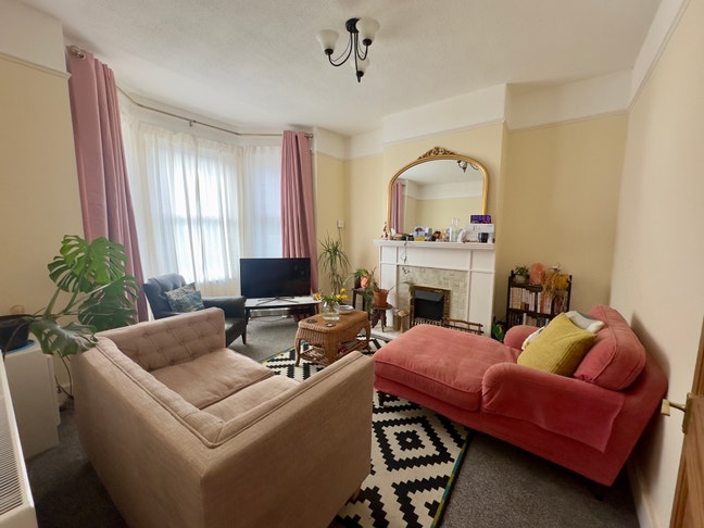 Bright 2-Bed with Garden – 3 Mins from Station  Main Photo