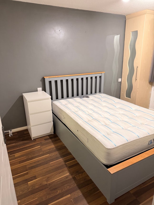 Ensuite Master Bedroom Main Photo