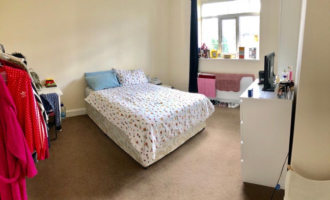 Large room incl all bills and cleaner Main Photo