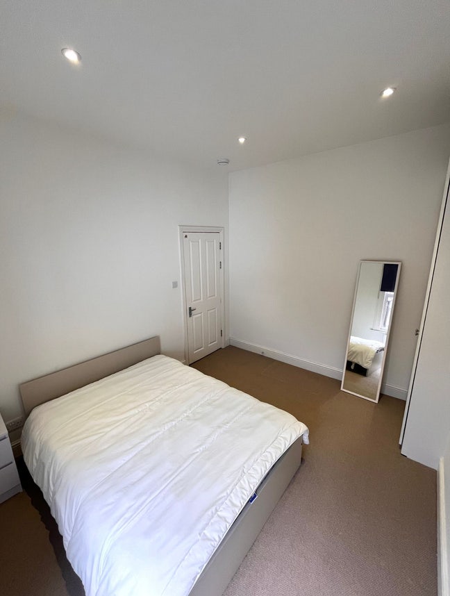 🧼 Clean + Bills Sorted • SW17 0ER 💡✨ Main Photo