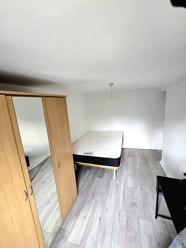 * Shoreditch * Spacious Double Room Ready to Move  Main Photo