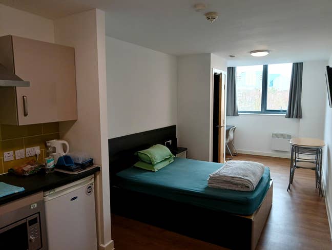 Great Studio ALL BILLS Incl. (Tenancy Takeover) Main Photo