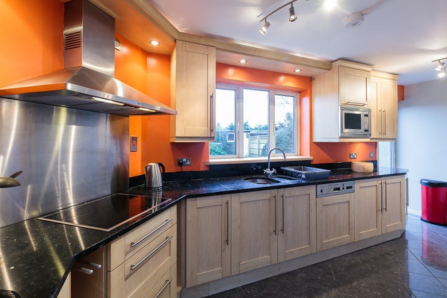 2 doubles and 1 single room in spacious house Main Photo