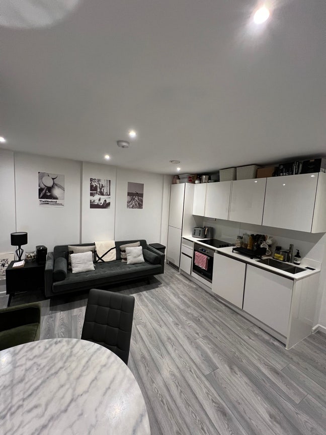 2 bedroom apartment to share Main Photo