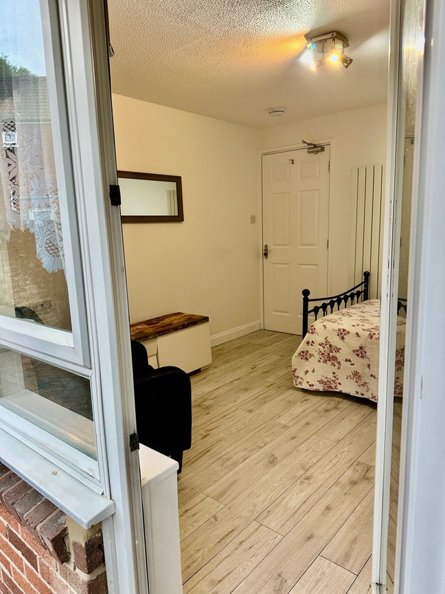 Private entrance extra large room  lovely flat  Main Photo