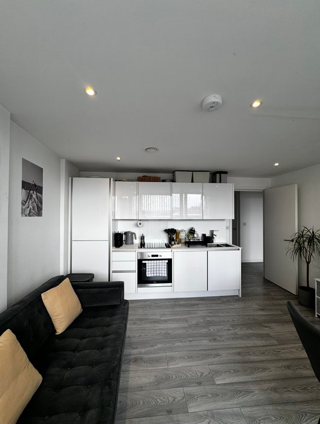 2 bedroom apartment to share Main Photo