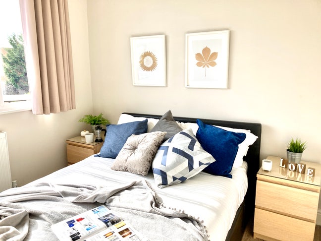 Feel Like a Change of Scenery? 🖼️ Let's Chat 💛 Main Photo