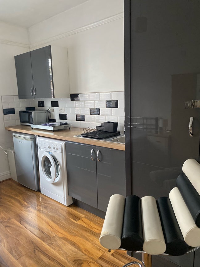 Studio Flat in leafy Queens Park Main Photo