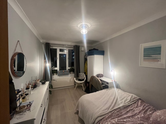 Females only - spacious room in 2 bedroom flat  Main Photo