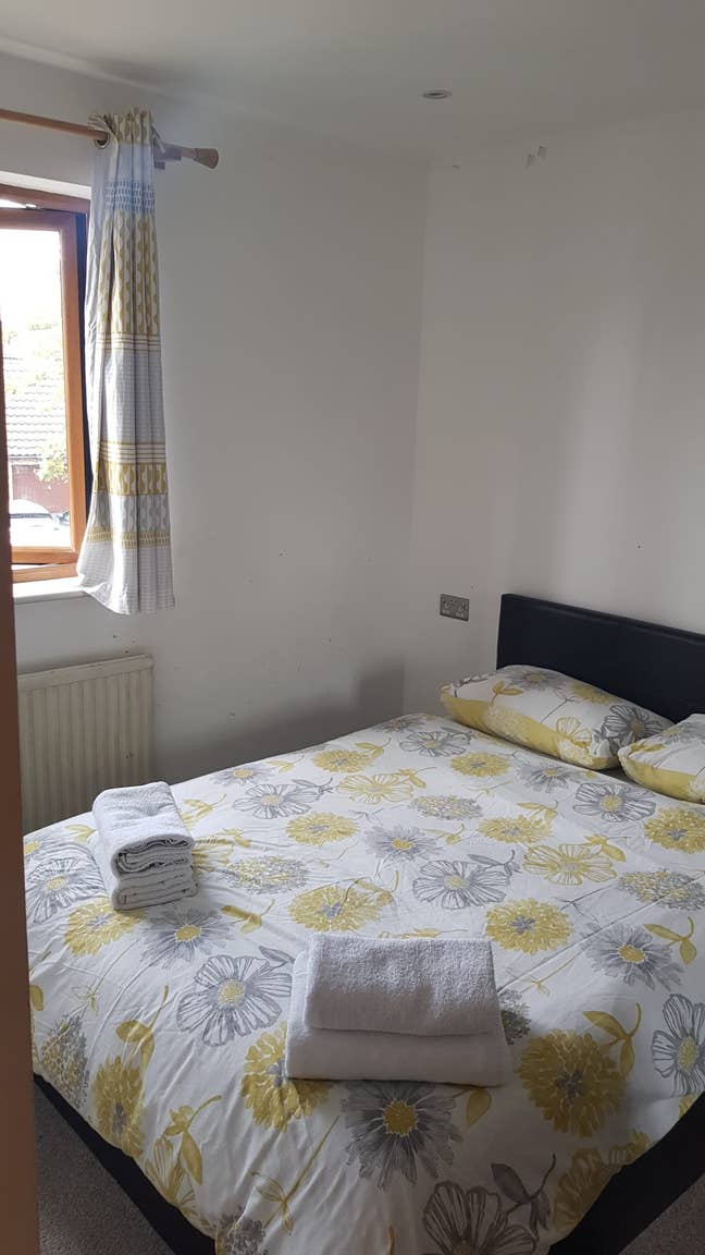 Modern ensuite in a beautiful leafy area Main Photo