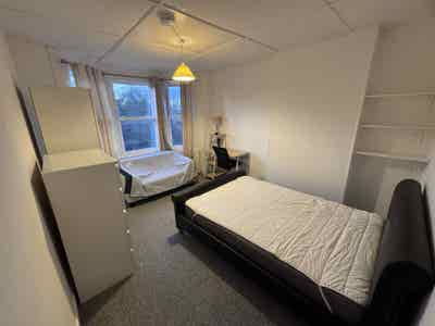 Large double room in vibrant area next to tube Main Photo