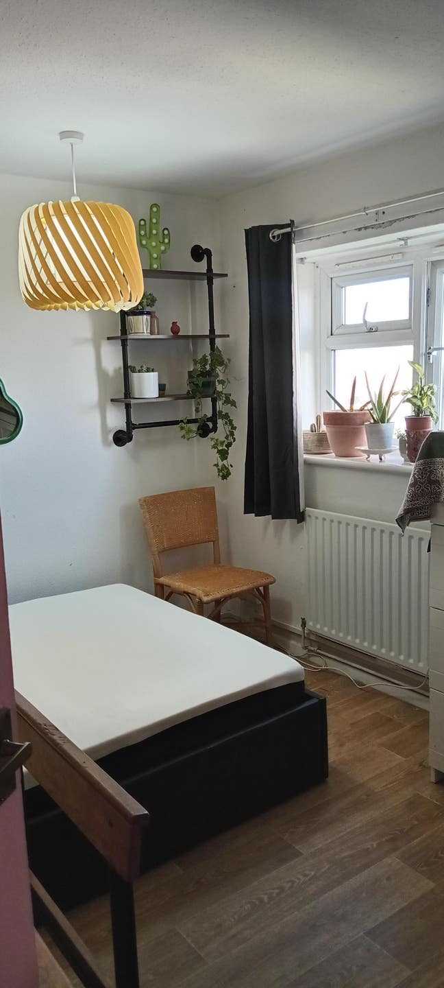 Chilled Double room bills included and furnished  Main Photo