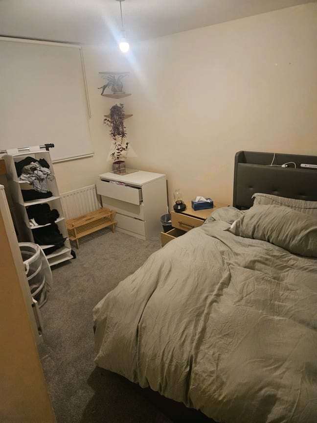 Nice room in large 2.5 bedroom flat bethnal green Main Photo