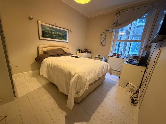 Spacious Double in Brixton flat - close to tube!  Main Photo