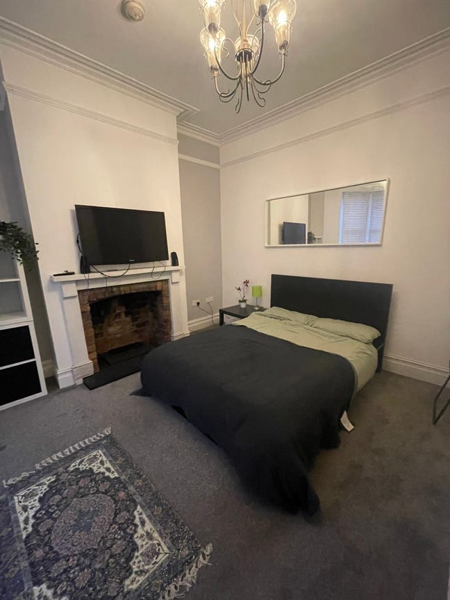 Student room and bathroom available Main Photo