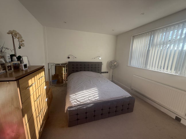 A nice double bedroom and a good size single bedro Main Photo