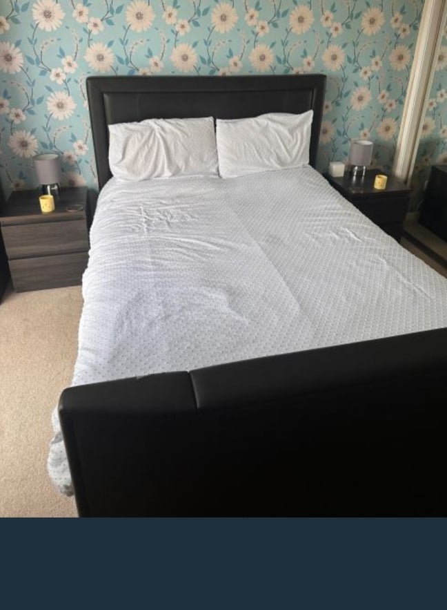 A beautifully furnished room in a house  Main Photo