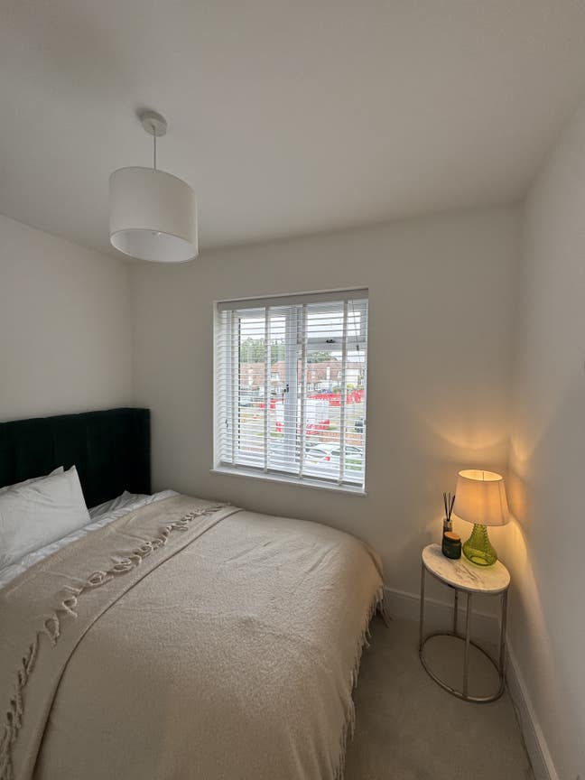 1 Luxurious Double Bedroom, recently renovated!! Main Photo