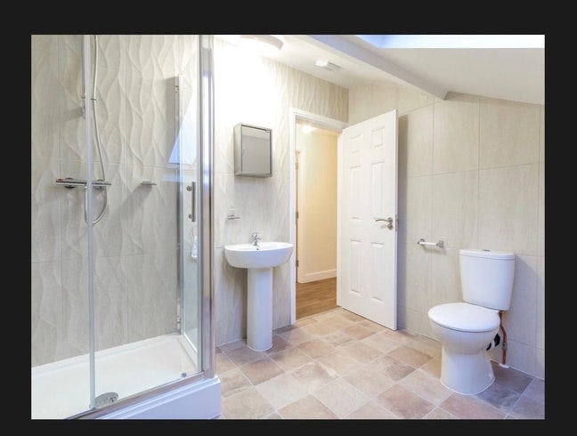 One room with private bathroom  Main Photo