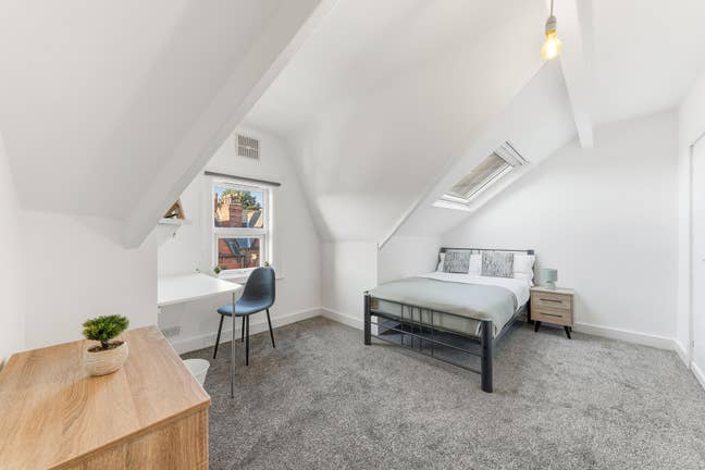 Stunning Newly Refurbished 8-Bed Modern Home Main Photo