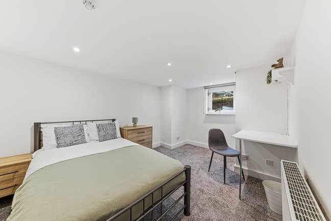 **BRAND NEW LS6 Location for Uni & Hosp Must See** Main Photo