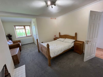 Splendid en-suite in newly refurbished house Main Photo