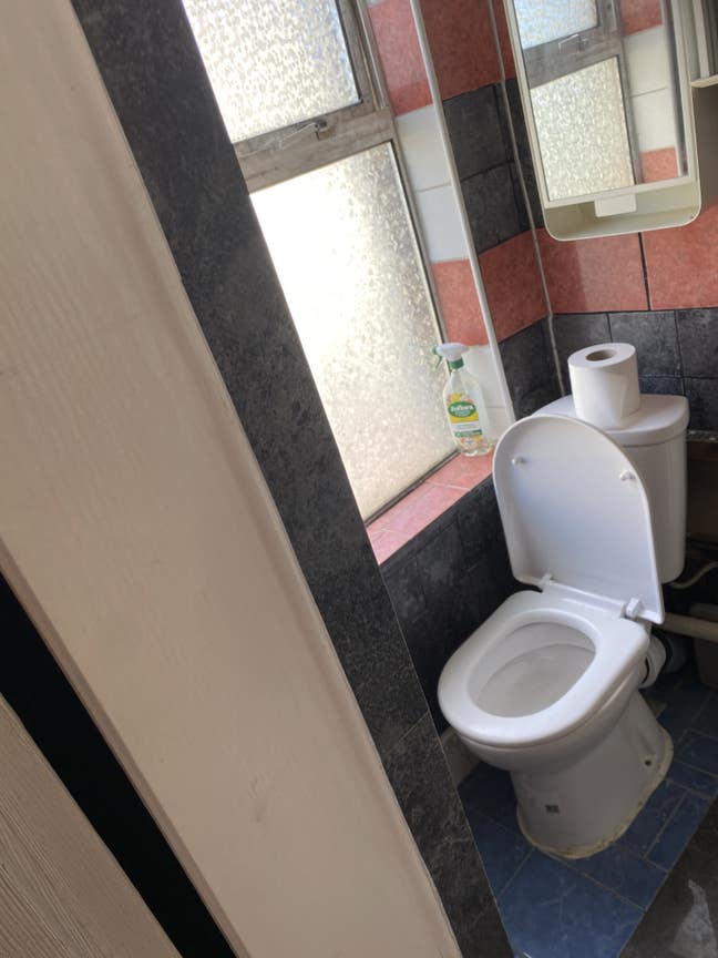 Clean, quiet double en suite room in flat Main Photo